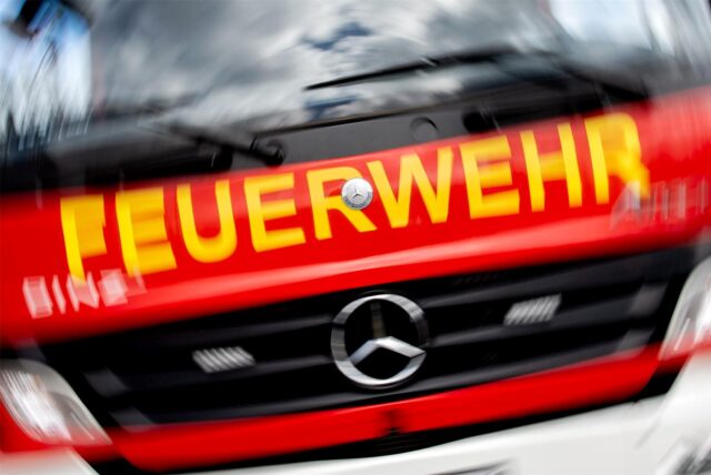 Nahaufnahme der Front eines Feuerwehrwagens. Das Bild ist leicht verschwommen.