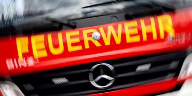 Nahaufnahme der Front eines Feuerwehrwagens. Das Bild ist leicht verschwommen.