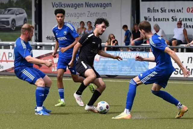 Die Heerener Martin Herbort, Yasin Laachari und Robin Gastmeister versuchen in dieser Szene, ihren Kamener Widersacher zu stellen.