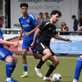 Die Heerener Martin Herbort, Yasin Laachari und Robin Gastmeister versuchen in dieser Szene, ihren Kamener Widersacher zu stellen.