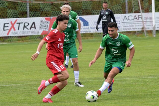 Resul Celebi (l.) vom Lüner SV dribbelt mit dem Ball.