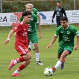 Resul Celebi (l.) vom Lüner SV dribbelt mit dem Ball.