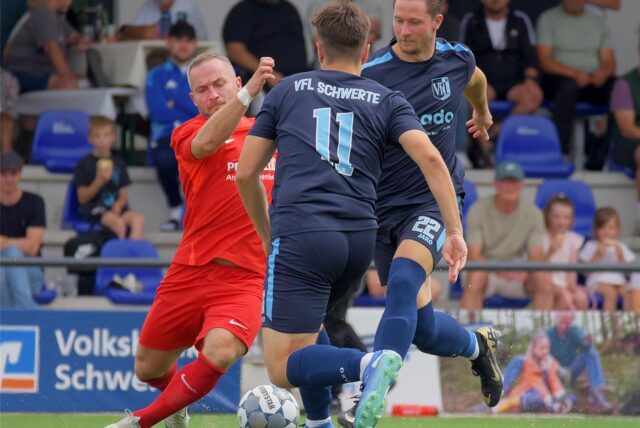 Julian Blume holte beim 1:1 in Schwerte den Elfmeter für RWU heraus.