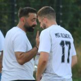 Georgios Kiproes (M.) im Gespräch mit Gezim Losaj.