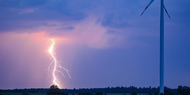 Blitz und Windrad