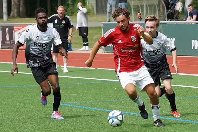 Ramazan Korkut sprintet mit dem Ball weg.