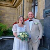 Jessica-Alexandra Lindner und Tim Simon auf der Rathaustreppe in Recklinghausen.