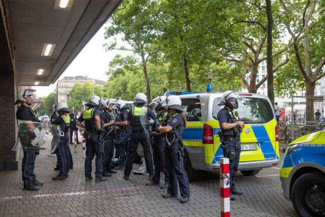 Polizisten vor dem Düsseldorfer Hauotbahnhof.