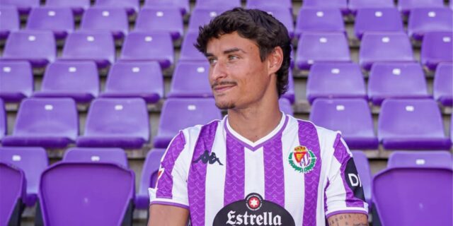 Guille Bueno schaut zur Seite.