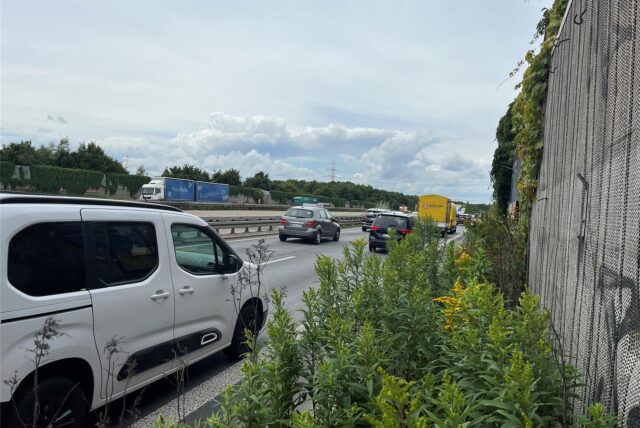 Autos stehen im Stau.