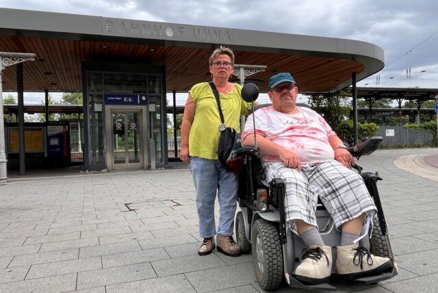 Isabelle und Jürgen Schultheiß stehen vor dem Unnaer Bahnhof