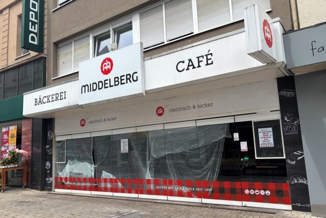Frontansicht der geschlossenen Bäckerei Middelberg an der Weststraße in Kamen, mit verhängten Schaufenstern und Hinweis auf die dauerhafte Schließung.