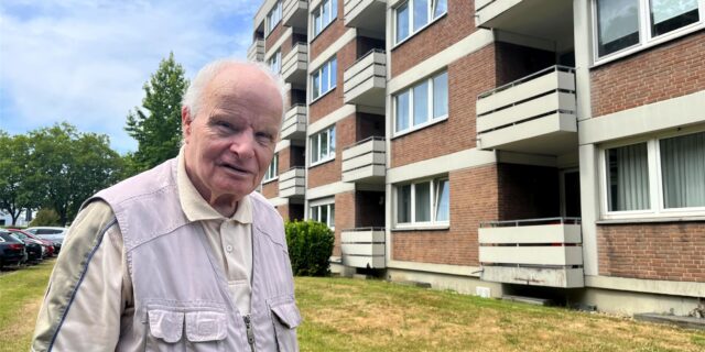 Helmut Scherer steht vor dem Mitarbeiterwohnheim des Christlichen Klinikums Unna an der Mozartstraße.