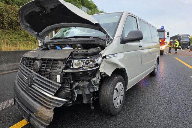 Unfall auf der A2 beim Kamener Kreuz. Ein VW-Bulli mit eingedrückter Front. Bei dem Unfall wirkten große Kräfte.