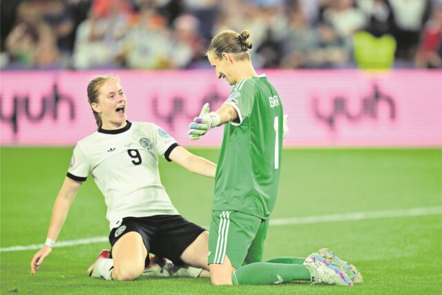 Nationaltorhüterin Ann-Katrin Berger (r.) und Sjoeke Nüsken feiern den Einzug des deutschen Teams ins EM-Halbfinale.