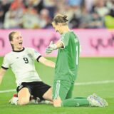 Nationaltorhüterin Ann-Katrin Berger (r.) und Sjoeke Nüsken feiern den Einzug des deutschen Teams ins EM-Halbfinale.