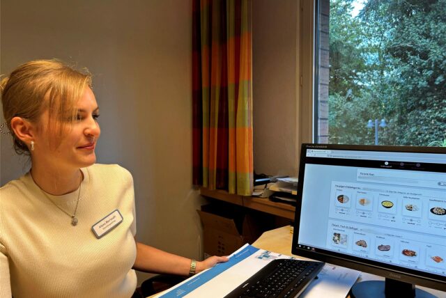Alexa Marioush sitzt an einem Computer.