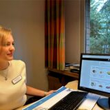 Alexa Marioush sitzt an einem Computer.