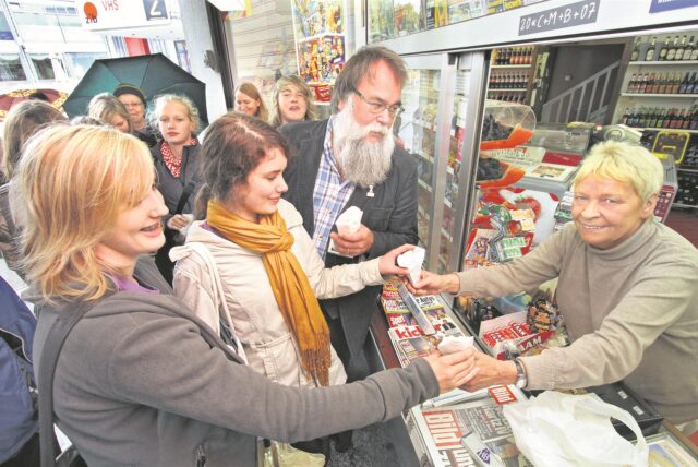 Bei einer Stadtführung für Schülerinnen und Schüler steuert Wolfgang Patzkowsky im Jahr 2010 auch den damals noch geöffneten Kiosk von Marlies Hauske an. Neben Informationen über die Bedeutung der Trinkhallen im Ruhrgebiet gibt es für die Besucher auch eine gemischte Tüte.