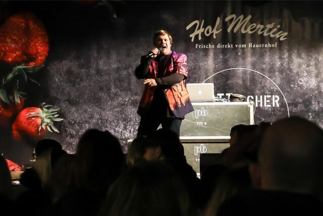 „Erdbeerbeats“-Schlagernacht auf Hof Mertin
