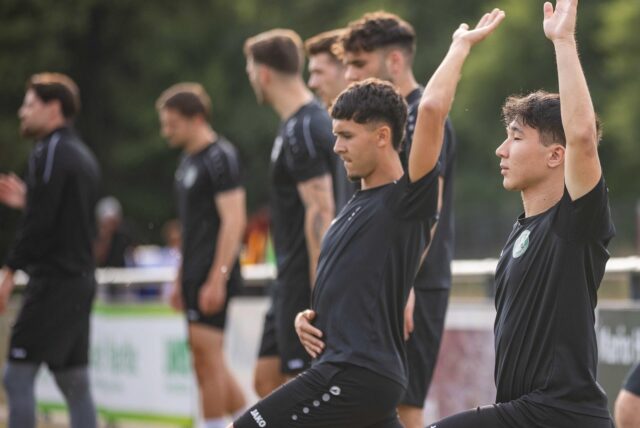 Chris Simon (r.) musste im Massener Testspiel beim Lüner SV vorzeitig ausgewechselt werden.