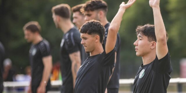 Chris Simon (r.) musste im Massener Testspiel beim Lüner SV vorzeitig ausgewechselt werden.