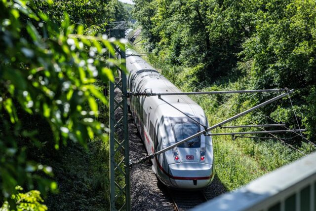 Ein ICE fährt auf der Zugstrecke zwischen Lünen und Münster.