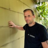 Der Schadstoffsanierer Dennis Burmann aus Dortmund-Barop wirft hier einen ersten Blick auf eine Fassade mit Asbestzement-Platten. Asbest wurde bis in die 1980er-Jahre vielfach verbaut.