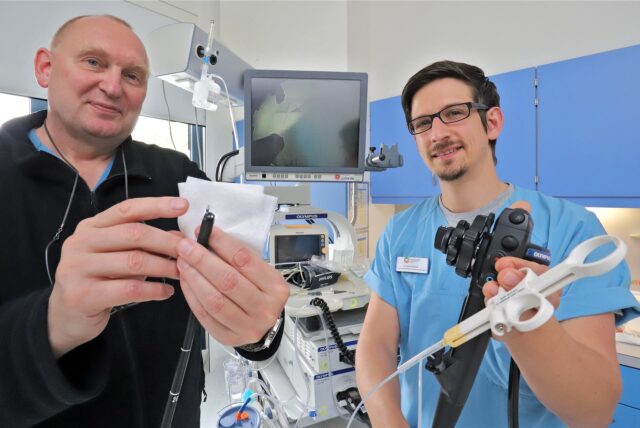Prof. Dr. Klaus Schlottmann (links) und Oberarzt Rene Emminghaus zeigen ein neues Verfahren in der Gastroenterologie.