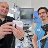Prof. Dr. Klaus Schlottmann (links) und Oberarzt Rene Emminghaus zeigen ein neues Verfahren in der Gastroenterologie.