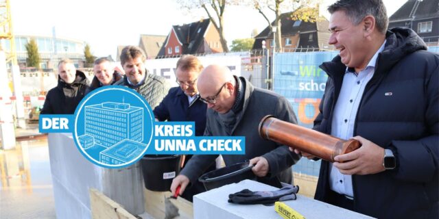 UKBS-Geschäftsführer Matthias Fischer (2.v.r.) sowie Landrat und UKBS-Aufsichtsratsvorsitzender Mario Löhr (r.) bei einer Grundsteinlegung in Selm.