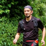 Kai Täuber in Sportkleidung mit Laufrucksack. Der Kamener Lehrer geht wieder an den Start.