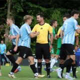 Spieler und Schiedsrichter klatschen sich ab.