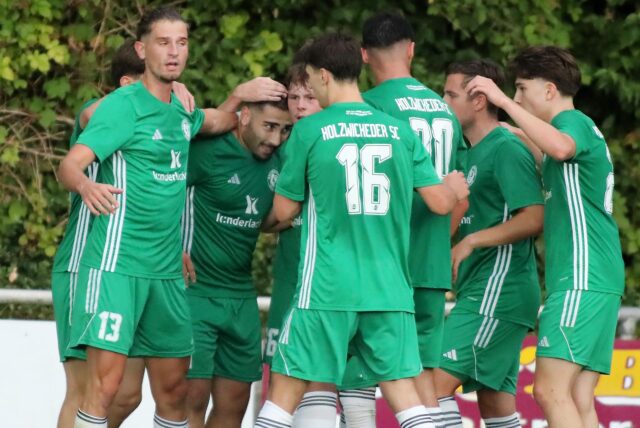 Spieler des Holzwickeder SC beim Jubel