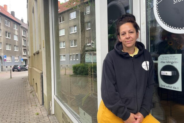 Melly Hallerberg vor ihrem Stübchen an der Chemnitzer Straße.