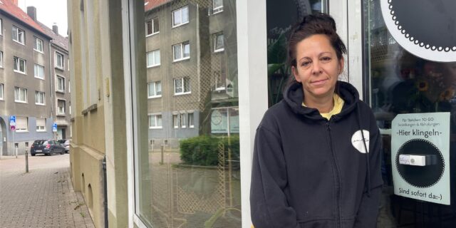 Melly Hallerberg vor ihrem Stübchen an der Chemnitzer Straße.