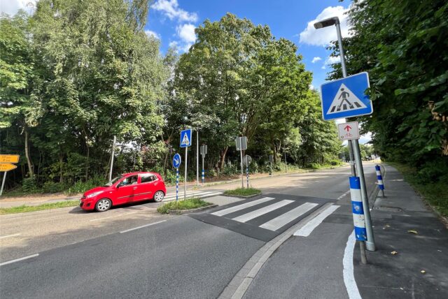 Über den Zebrastreifen an der Kleistraße fährt ein rotes Auto