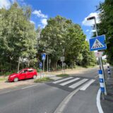 Über den Zebrastreifen an der Kleistraße fährt ein rotes Auto