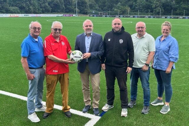 Die Stadt Unna übergab in Person von Bürgermeister Dirk Wigant (3.v.l.), Markus Kampmann (2.v.r.) und Ann-Christin Schumacher (r.) den Sportplatz an den SSV Mühlhausen um Heinrich Kampmann (l.), Franz-Georg Huber (2.v.l.) und Benjamin Gräbe (3.v.r.).