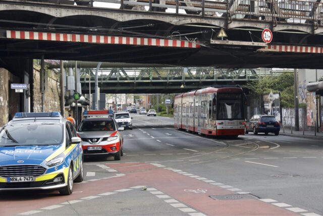 Autos und eine Stadtbahn stehen auf einer Straße. (Archivbild)