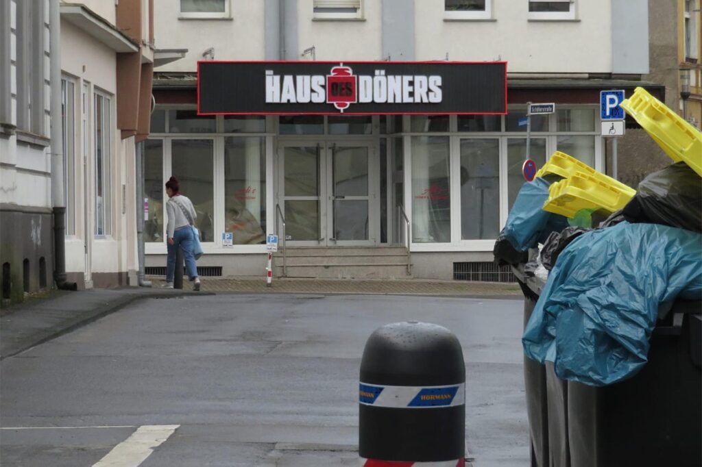 Das Bild zeigt eine Außenansicht des Gebäudes an der Schäferstraße 16 in Unna nahe der Innenstadt sowie einen Das Bild zeigt eine Außenansicht des Gebäudes an der Schäferstraße 16 in Unna nahe der Innenstadt sowie einen