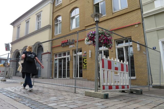 Vor dem Eingang an der Bahnhofstraße steht ein Baugerüst an der Unnaer Filiale des Cafés Extrablatt.