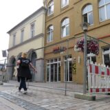 Vor dem Eingang an der Bahnhofstraße steht ein Baugerüst an der Unnaer Filiale des Cafés Extrablatt.