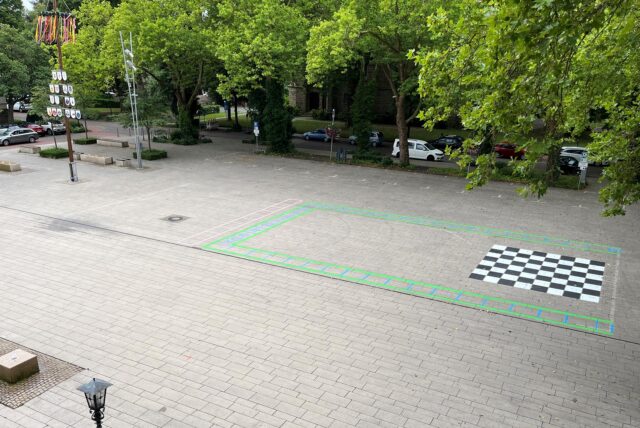 Ein Spielfeld für Schach in Übergröße ist schon zu erkennen. Ein Mensch-Ärgere-Dich-Feld soll folgen und auch die Leitermuster gehören zu einem Spielformat.