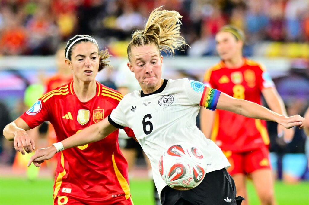 Fußball, Frauen: EM, Deutschland - Spanien, Finalrunde, Halbfinale, Spaniens Aitana Bonmati (l) und Deutschlands Janina Minge kämpfen um den Ball Fußball, Frauen: EM, Deutschland - Spanien, Finalrunde, Halbfinale, Spaniens Aitana Bonmati (l) und Deutschlands Janina Minge kämpfen um den Ball