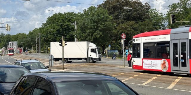 Ein Lkw quert eine Kreuzung. In der Mitte sind Gleise der Stadtbahnen.