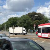 Ein Lkw quert eine Kreuzung. In der Mitte sind Gleise der Stadtbahnen.