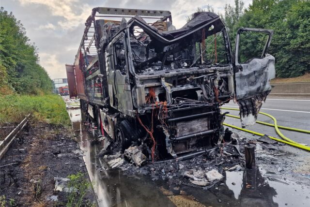 Ein ausgebrannter Lastwagen steht am Straßenrand der A44 in Unna. Der Vorfall verursachte erhebliche Schäden an dem Fahrzeug, dessen Kabine vollständig zerstört wurde.