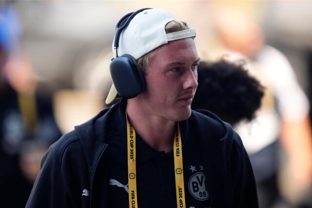 Julian Brandt trägt einen Kopfhörer.