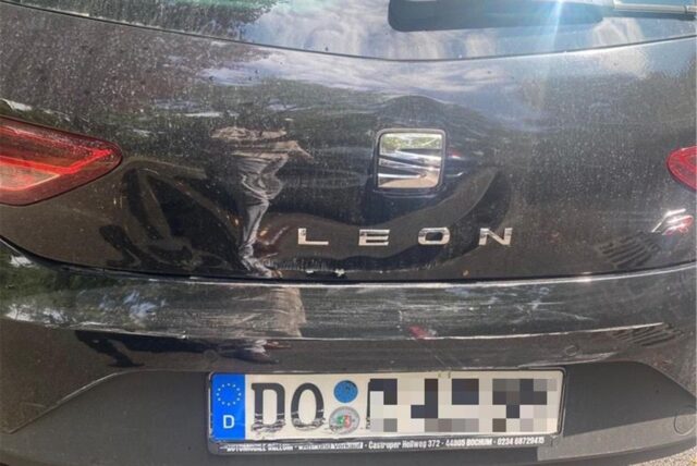 Ein schwarzer Seat Leon mit Dortmunder Kennzeichen ist am Heck beschädigt